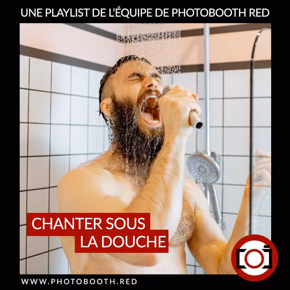 Homme chantant sous la douche, ambiance amusante et détendue.