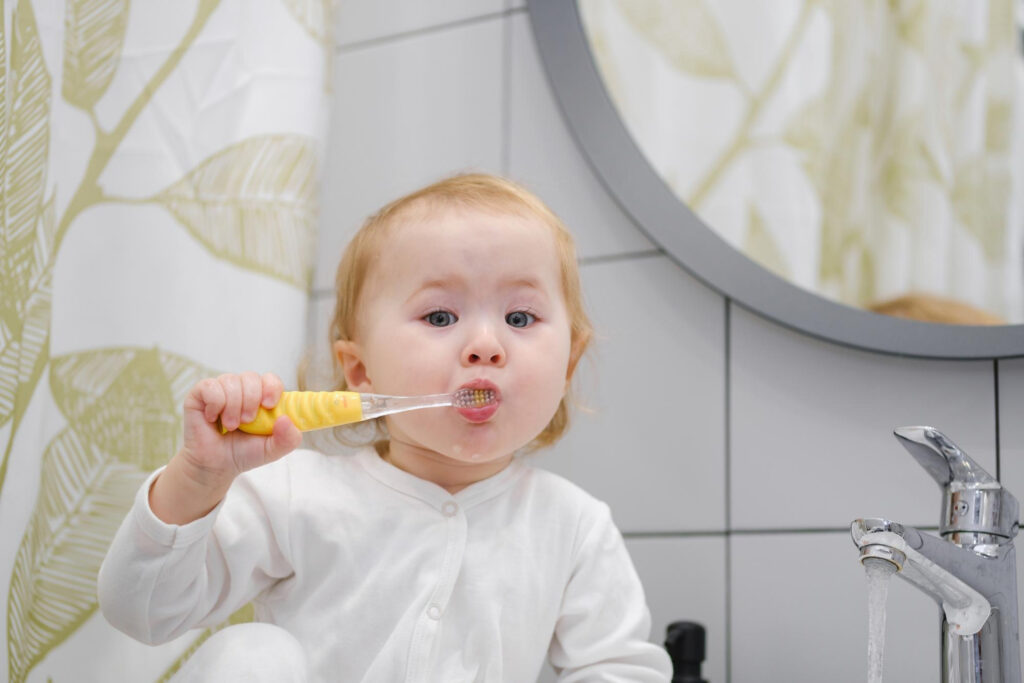 Quand et comment brosser les dents d&rsquo;un bébé?
