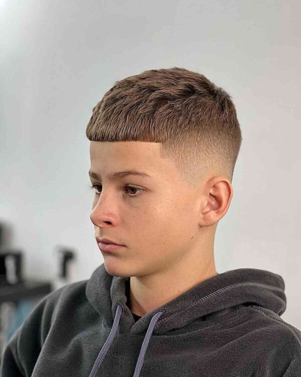 brushed forward fade cut for teen boys 600x750 1 Coupe de cheveux pour ado garçon : les tendances pour un look à la mode