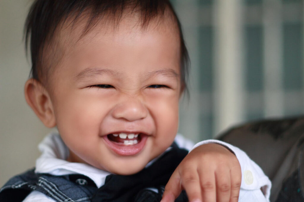 Dents d&rsquo;enfant tâchées de noir : Causes et solutions