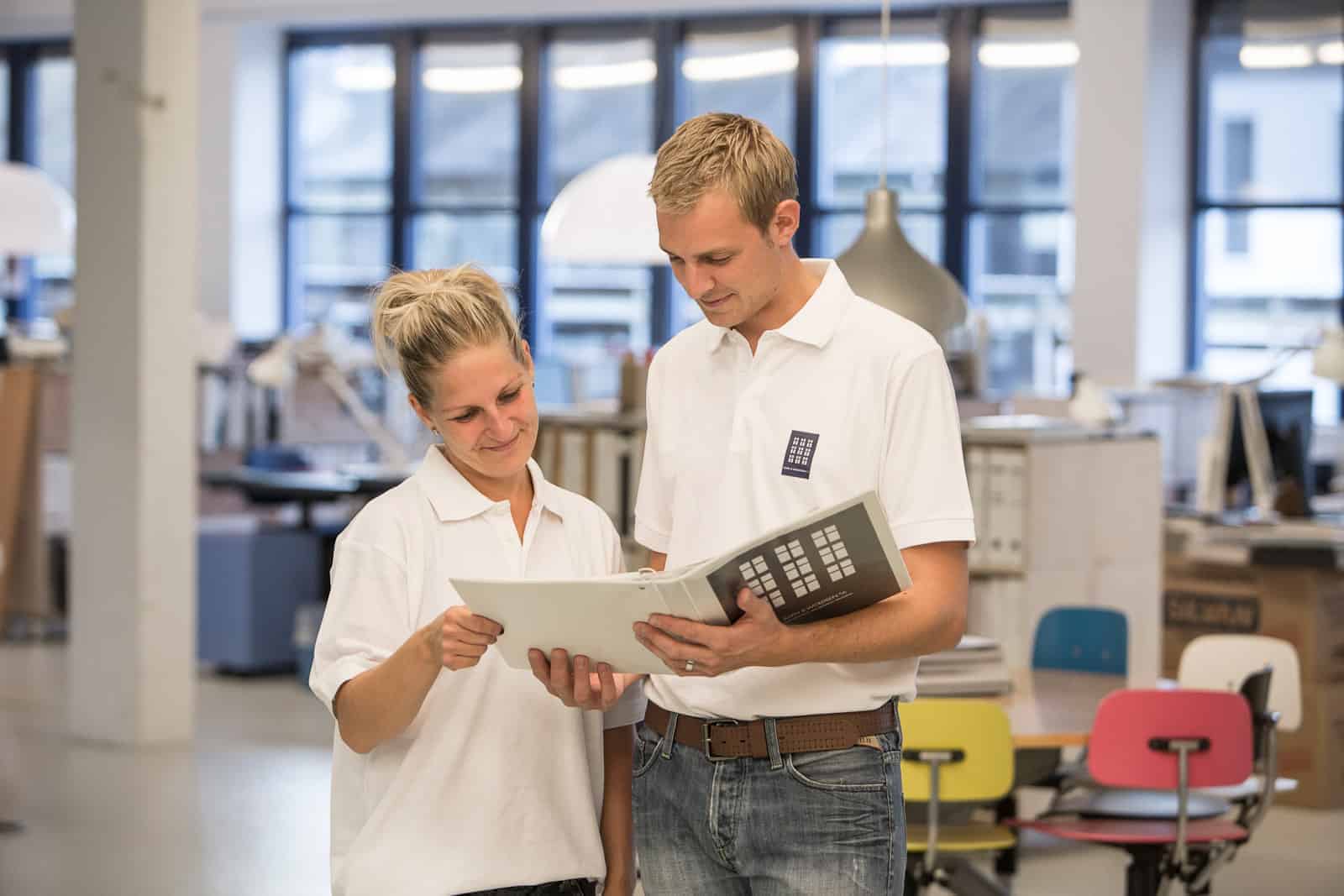 Mand og kvinde ser mappe