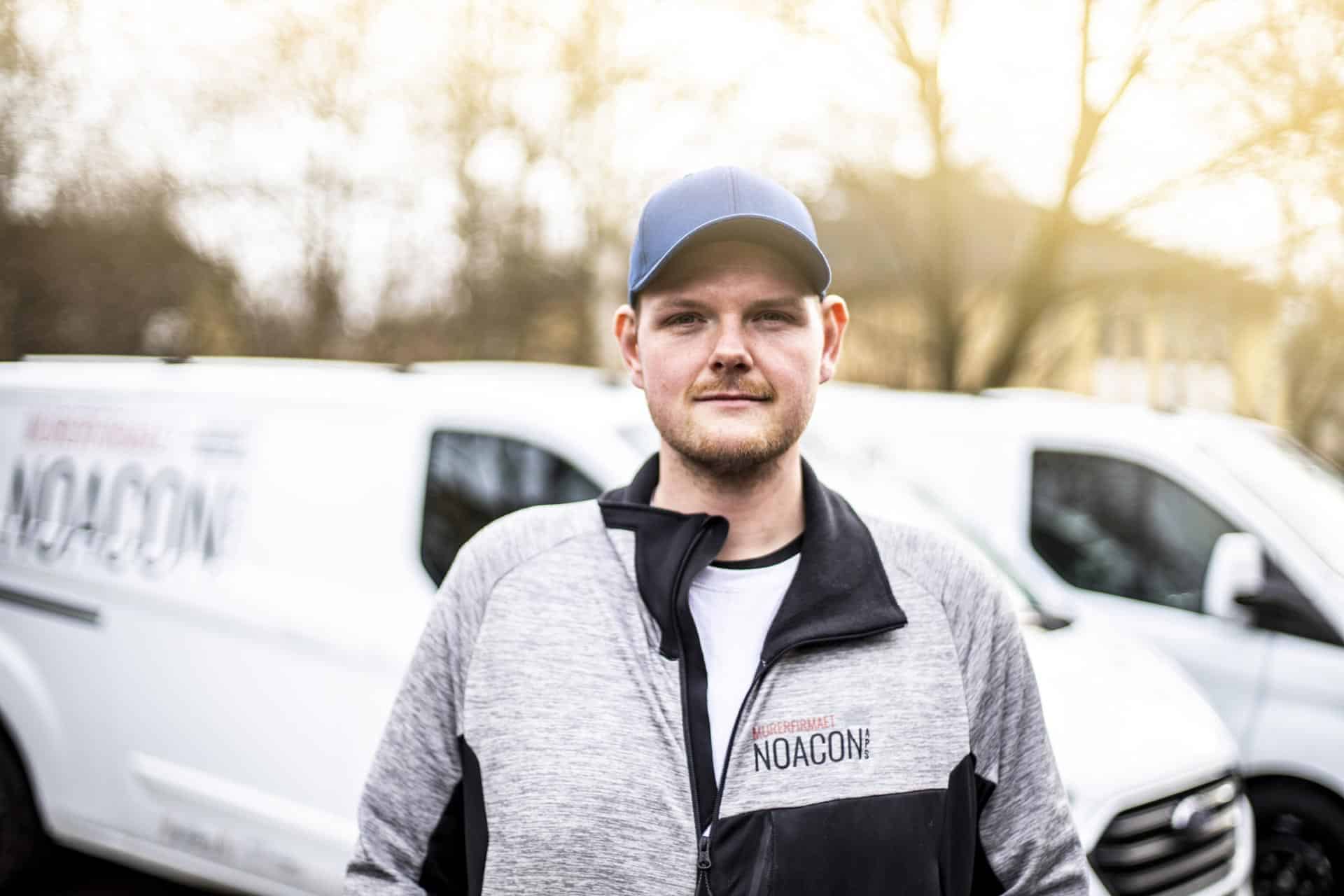 noacon medarbejder foran firmabil