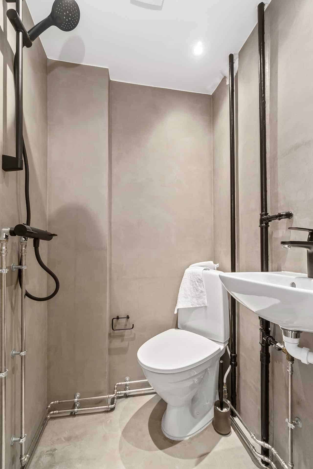 Totalentreprise på badeværelse i København, hvor der er lavet nye fliser, ny bruser og malet vægge 