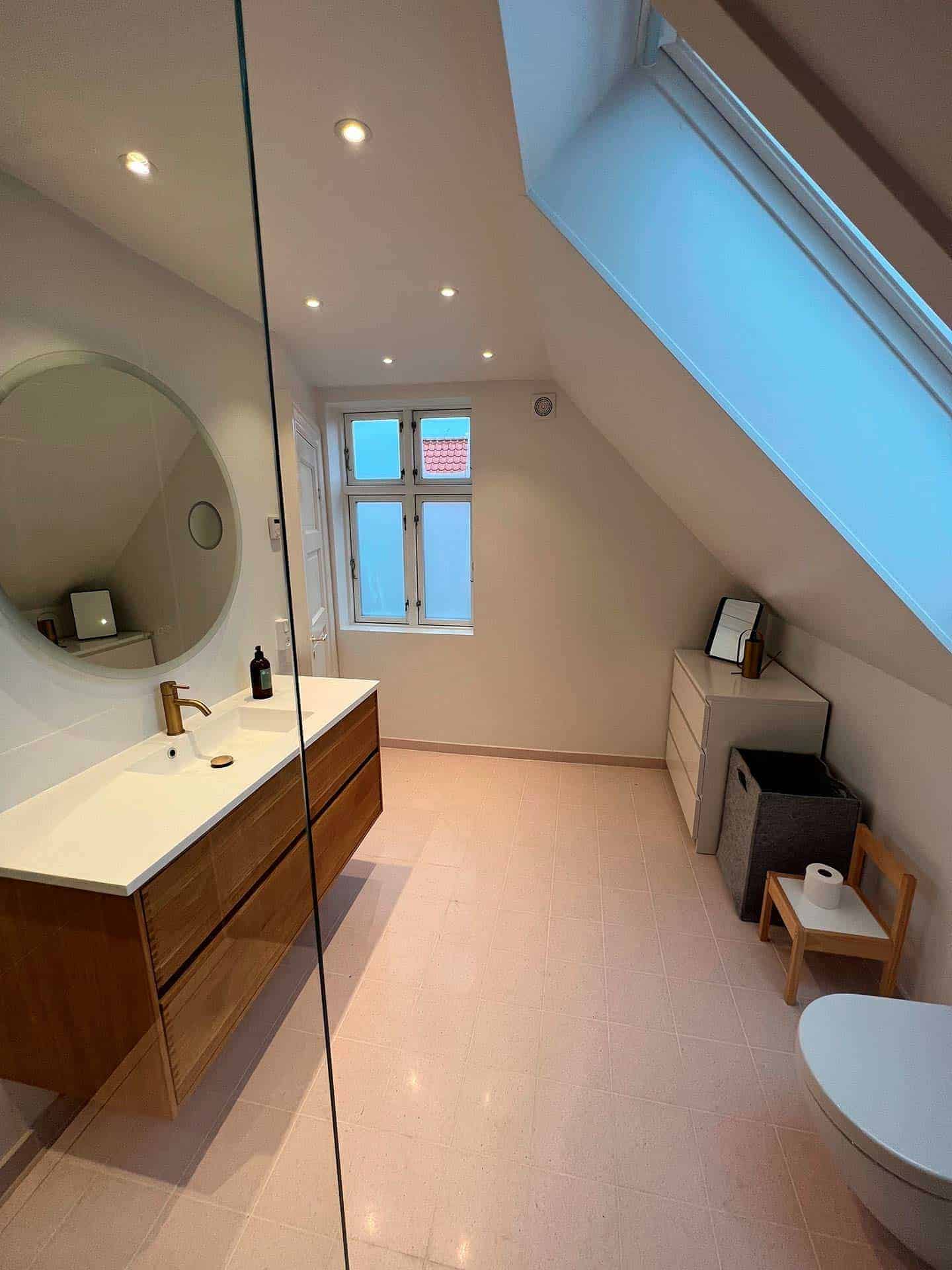 Nyt badeværelse på 1. sal med små lyse fliser