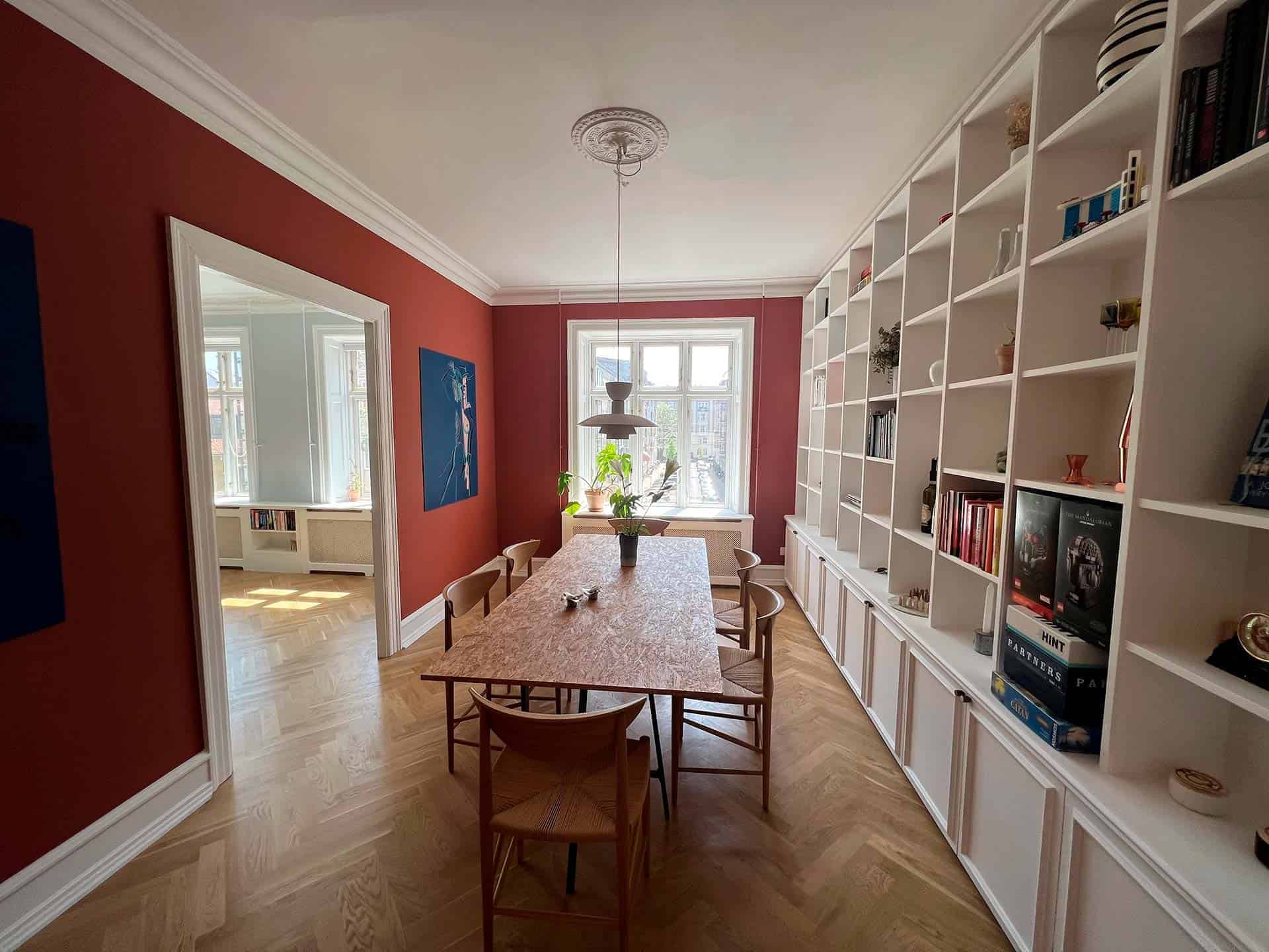 Ældre lejlighed hvor der er lavet en lejlighedsrenovering med nye sildeben