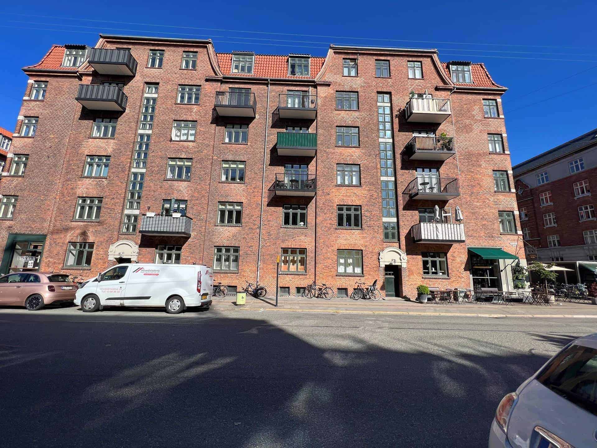 Lejlighedsrenovering hvor der malet og slebet gulve 