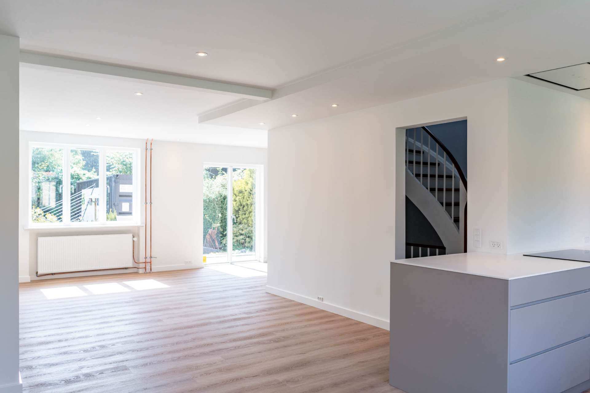 Totalrenovering af lejlighed hvor der er lagt nye laminat gulve i lys træ