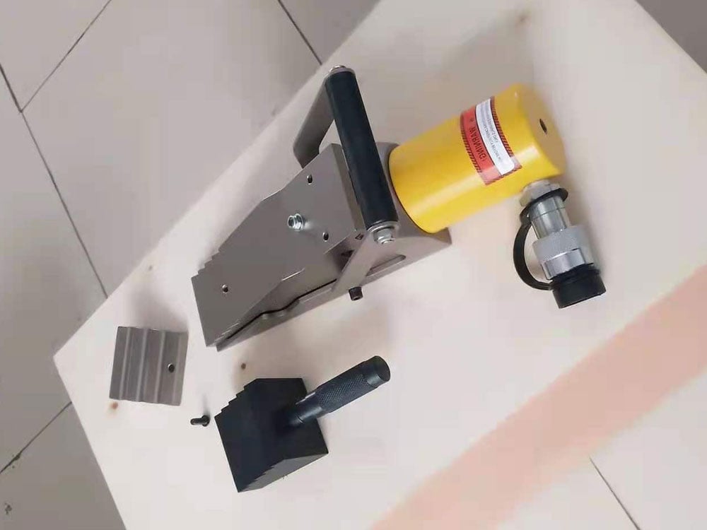 Minimized access gap for greater accessibility on applications with limited insertion space Secure, stable lifting and lowering motion with no slippage Single-acting spring return cylinder allows for automatic, mechanical retraction Includes safety block SB2 Can be used in multiple set-up.