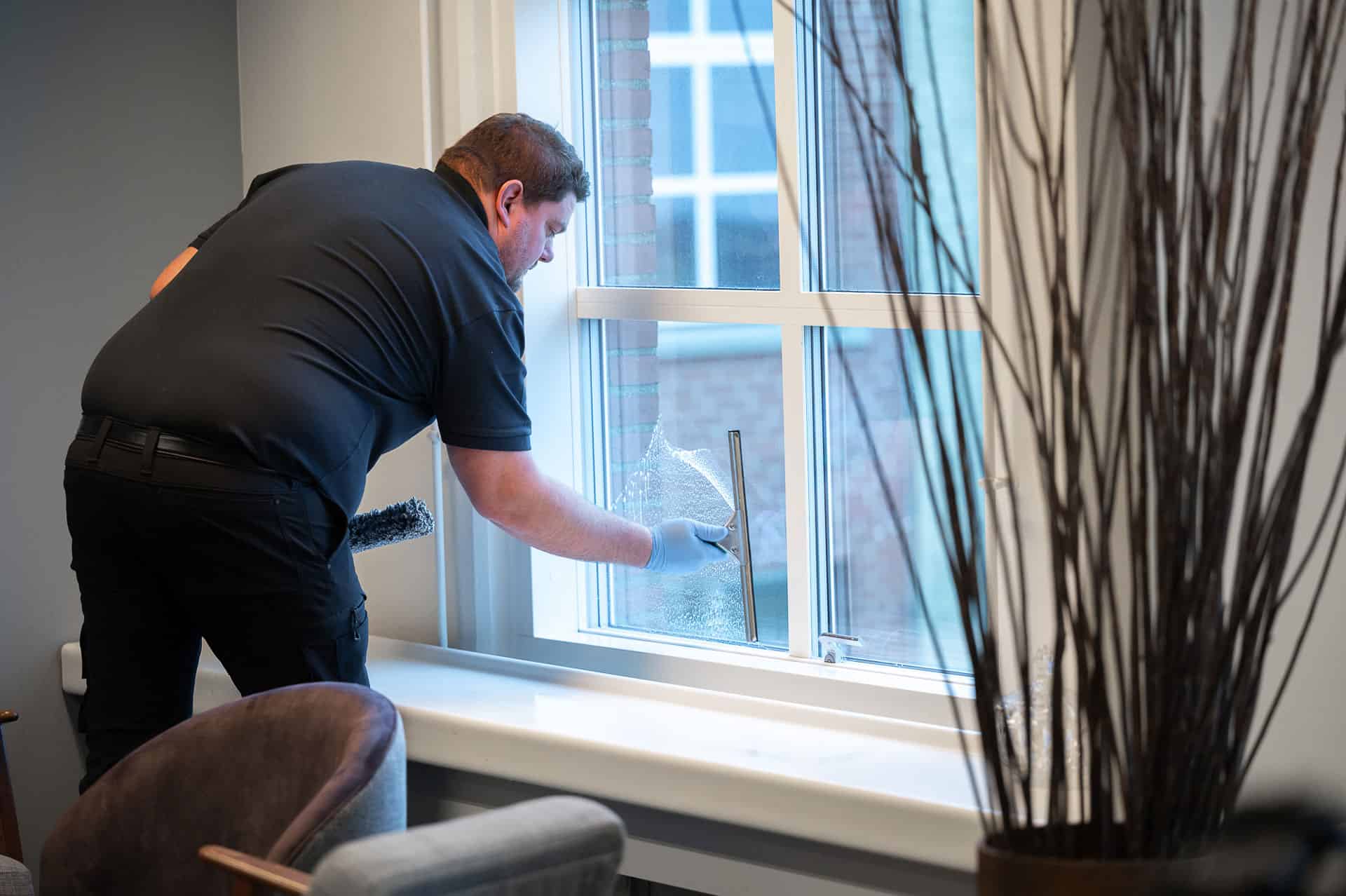 pudsning af vinduer som en del af erhvervsrengøring