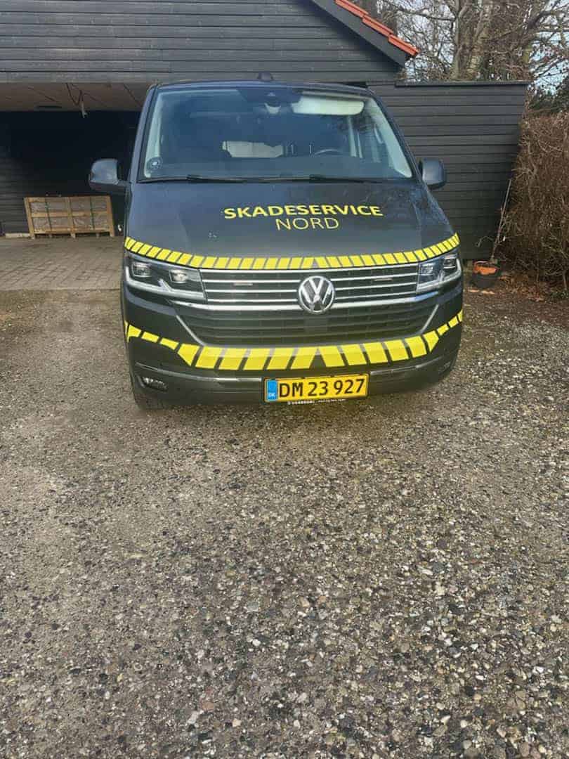 Skadeservice i Herning, hvor Skadeservice Nords firmabil lige er ankommet