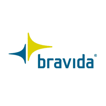 Bravida logo med solcellepaneler i baggrunden.