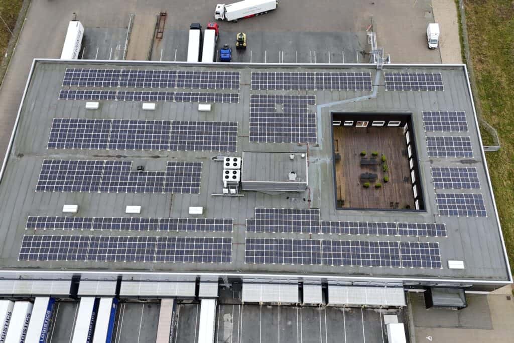 Stort solcelleanlæg installeret på tag med flere paneler.