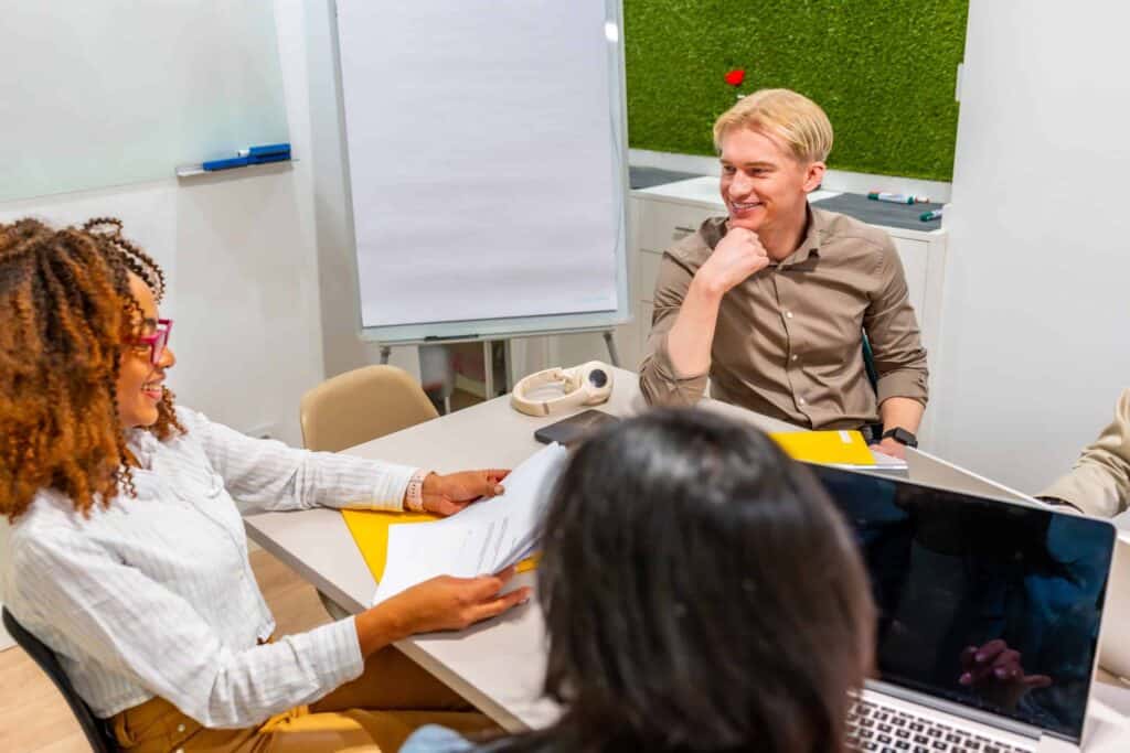 Kolleger arbejder sammen på et projekt