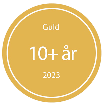 Guldmedalje emblem med teksten "Guld 10+ år 2023" på gennemsigtig baggrund.