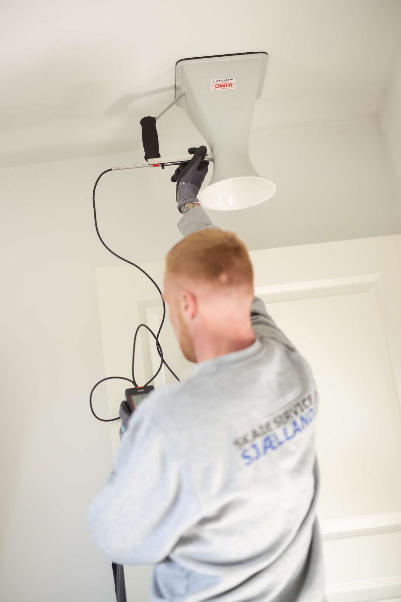 Medarbejder laver måling af loft