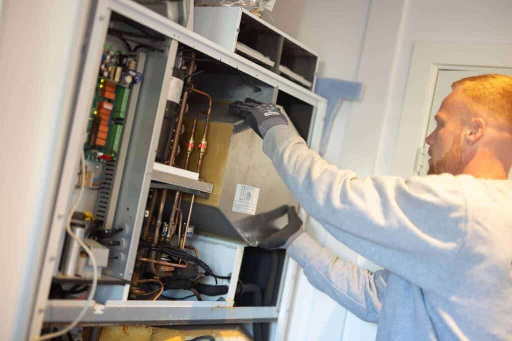 Medarbejder montere metalkasse
