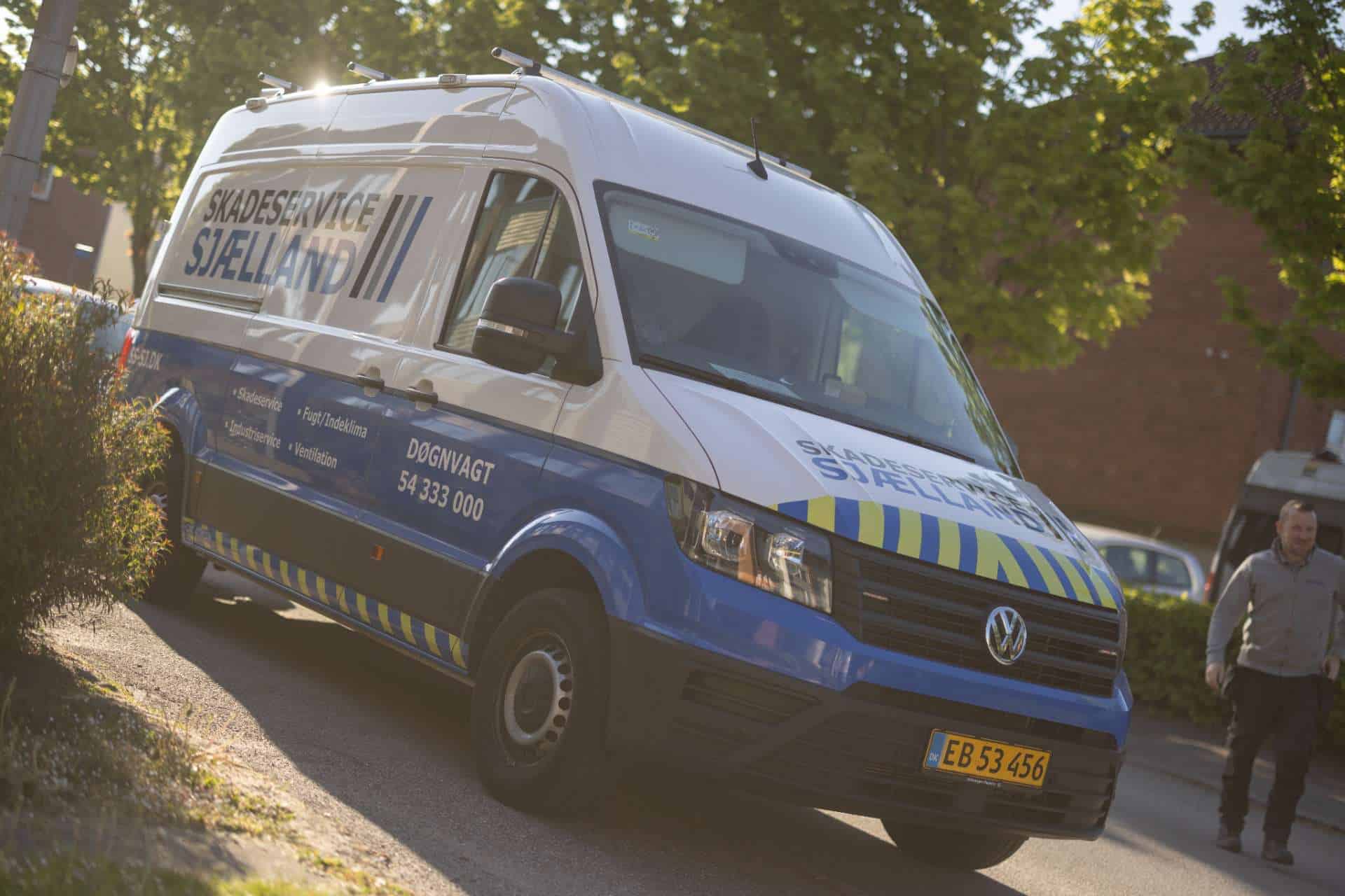 Varevogn med person til højre for