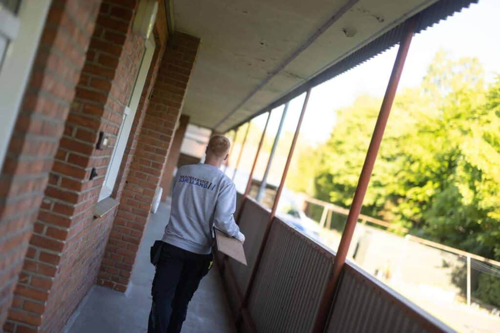 Medarbejder går langs væg