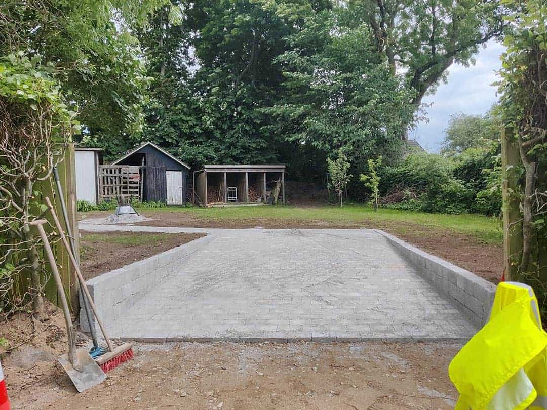 Ny indkørsel med støttemur udført af brolægger i Køge.