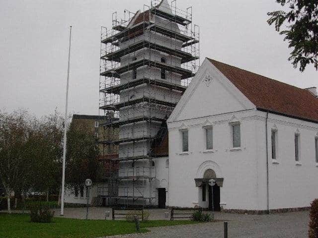 Maling af kirke i hvid