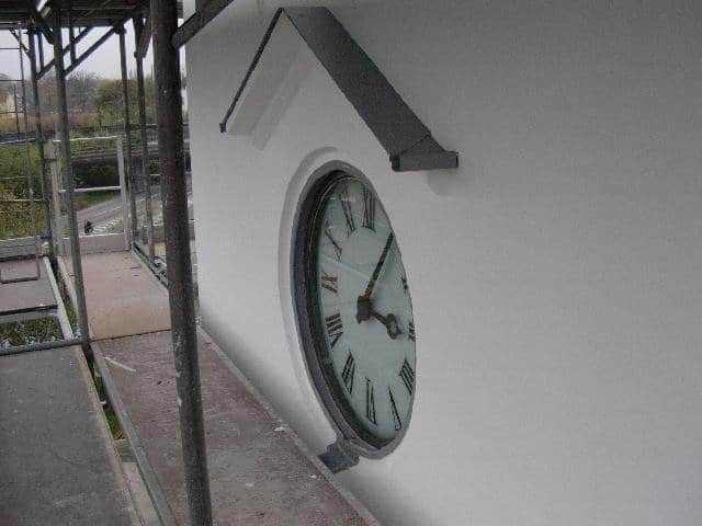 Maling rundt om kirke ur