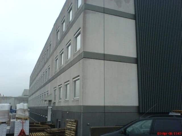 Før billede af grå facade inden maling