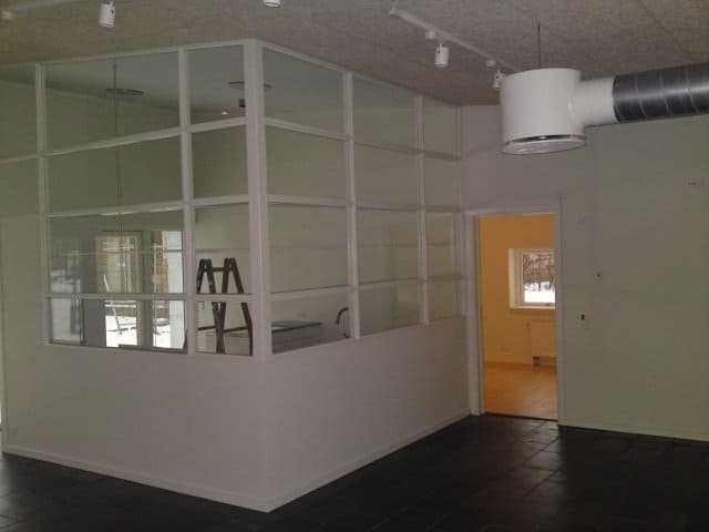 Maling af vægge og rammer i hvid hos Alhambra Park