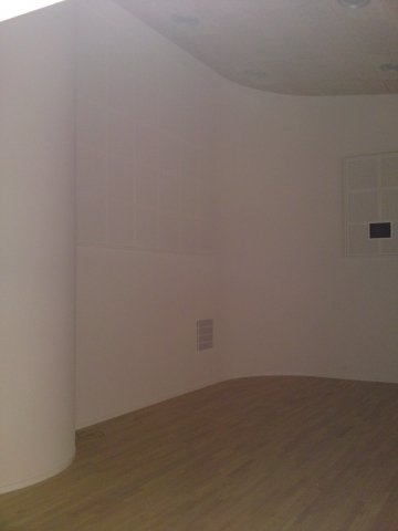 Nymalet hvid væg til erhverv