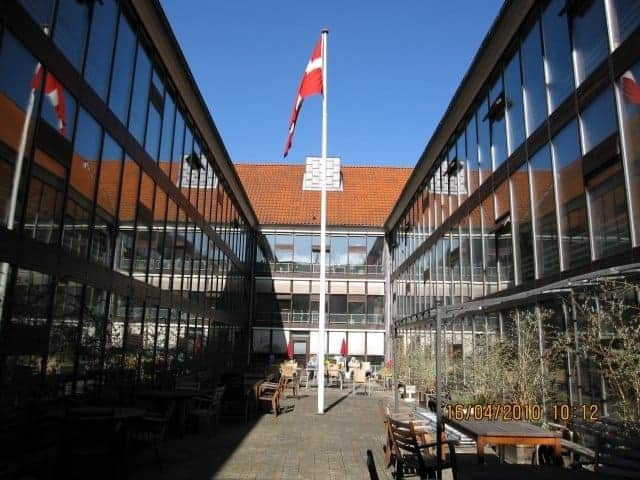 Stor glasbygning og flagstang