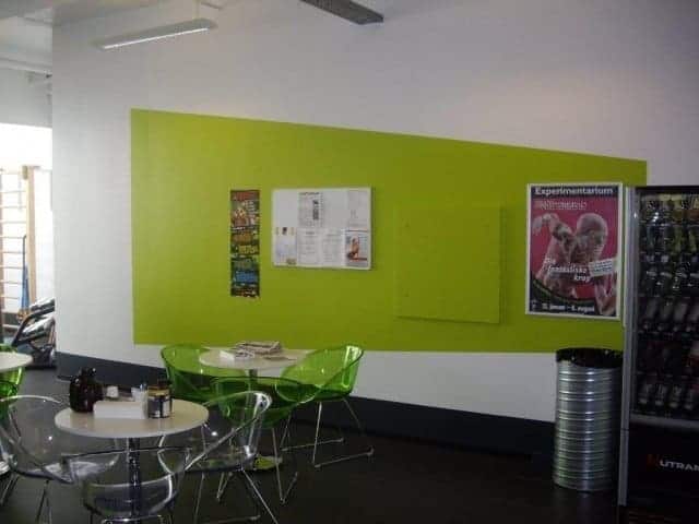 Stor hvid væg med malet grøn firkant i fitness center