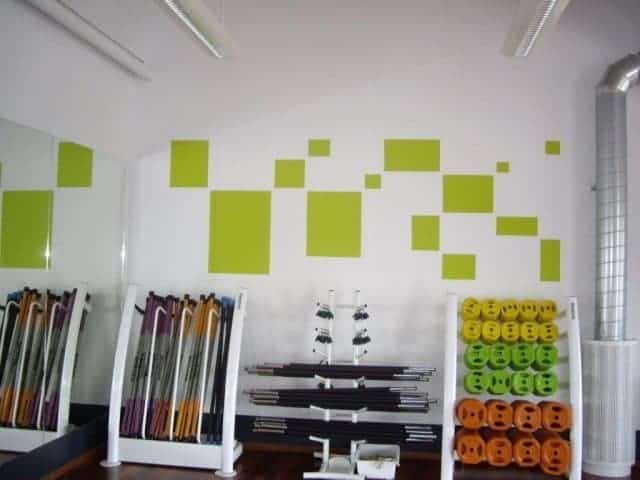 Grønne firkanter på hvid væg