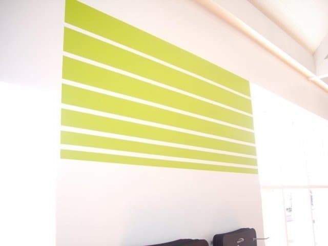 Præcise linjer malet med grøn i fitness center