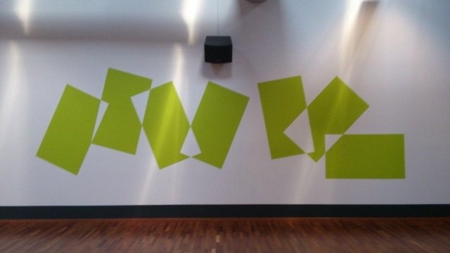 Hvid væg med grønne figurer i Fitness center