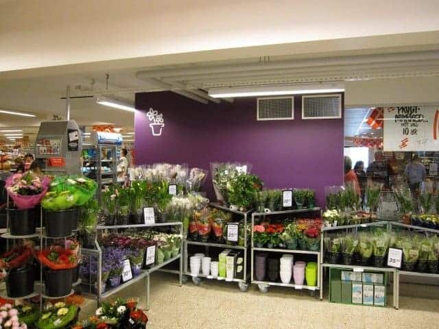 Super Brugsen har fået malet væg i lilla