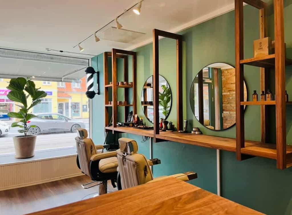 Professionelle barberstole og spejle hos The Barberhaus