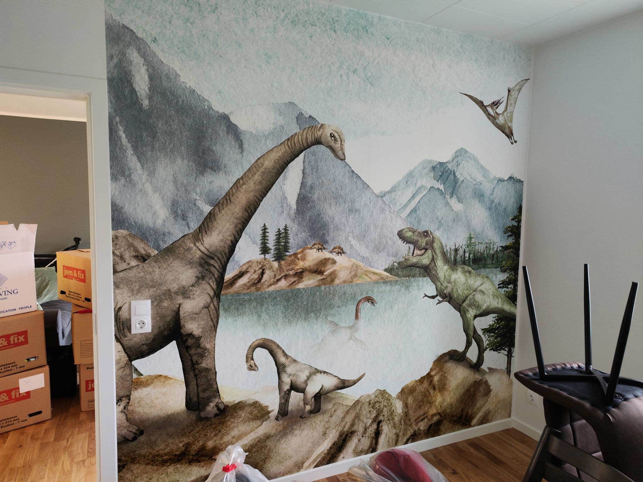 Professionel opsætning af fototapet med dinosaur-motiv på børneværelse udført af malerfirma.
