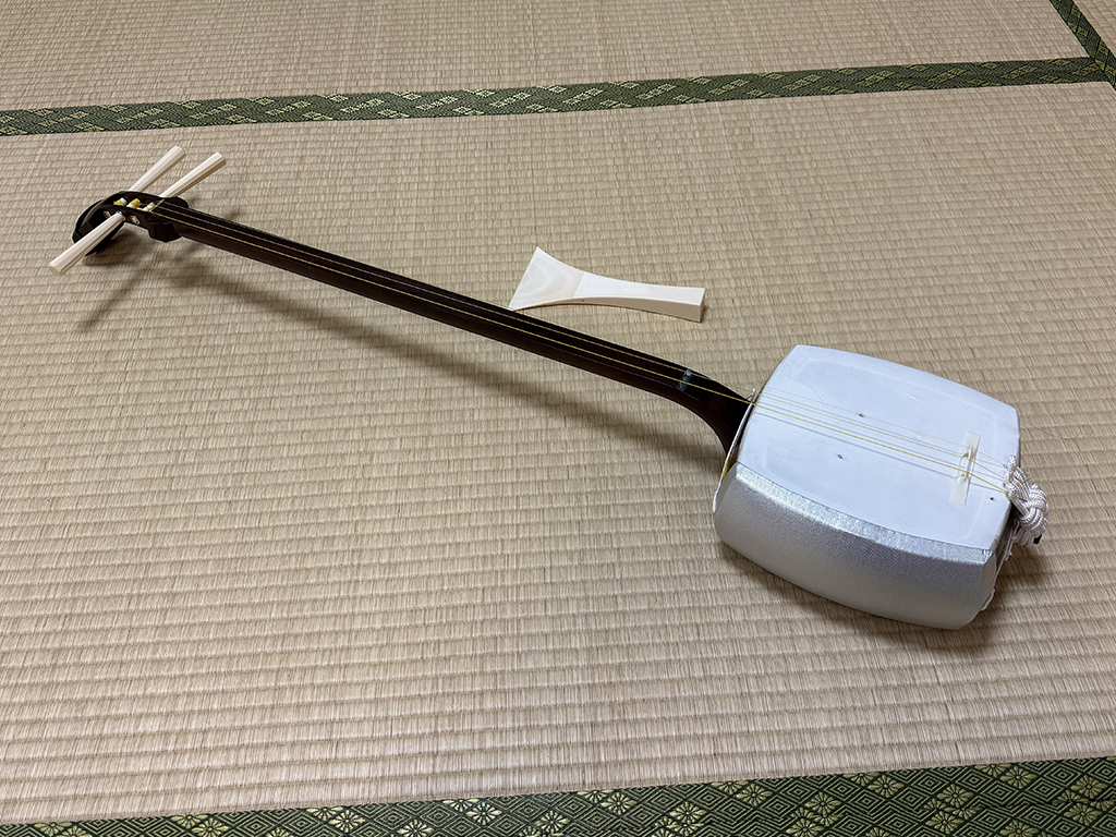 Shamisen instrument placed on tatami mat for traditional Japanese music class.