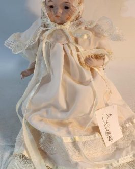 תינוק פורצלן עם תיבת נגינה