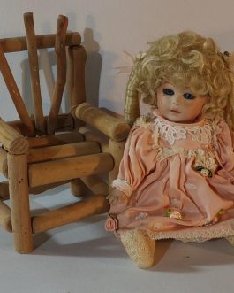 בובת פורצלן עתיקה יושבת MAICY