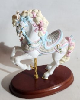 סוס פורצלן על סטנד עץ