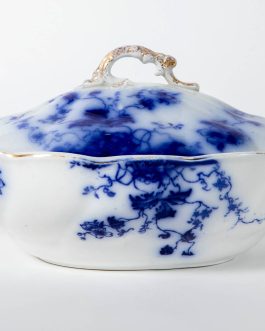 Porcelain vessel with lid