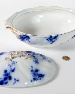 Porcelain vessel with lid