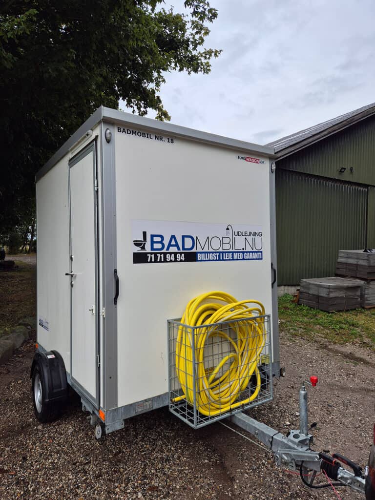 Toiletvogn opstillet ved parcelhus på fliseindkørsel
