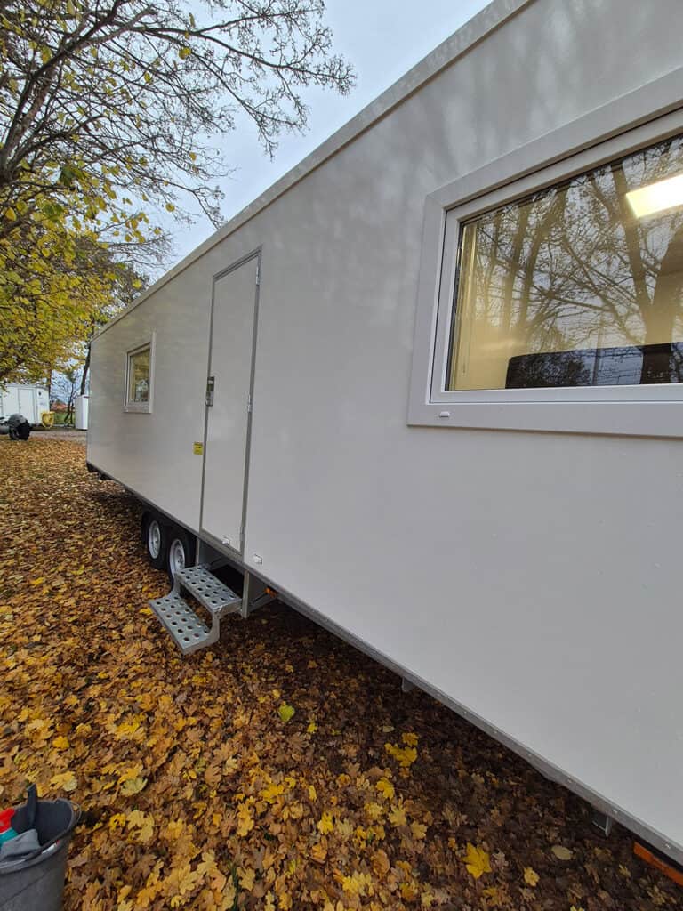 Front af beboelsesvogn set i græsbelagt have