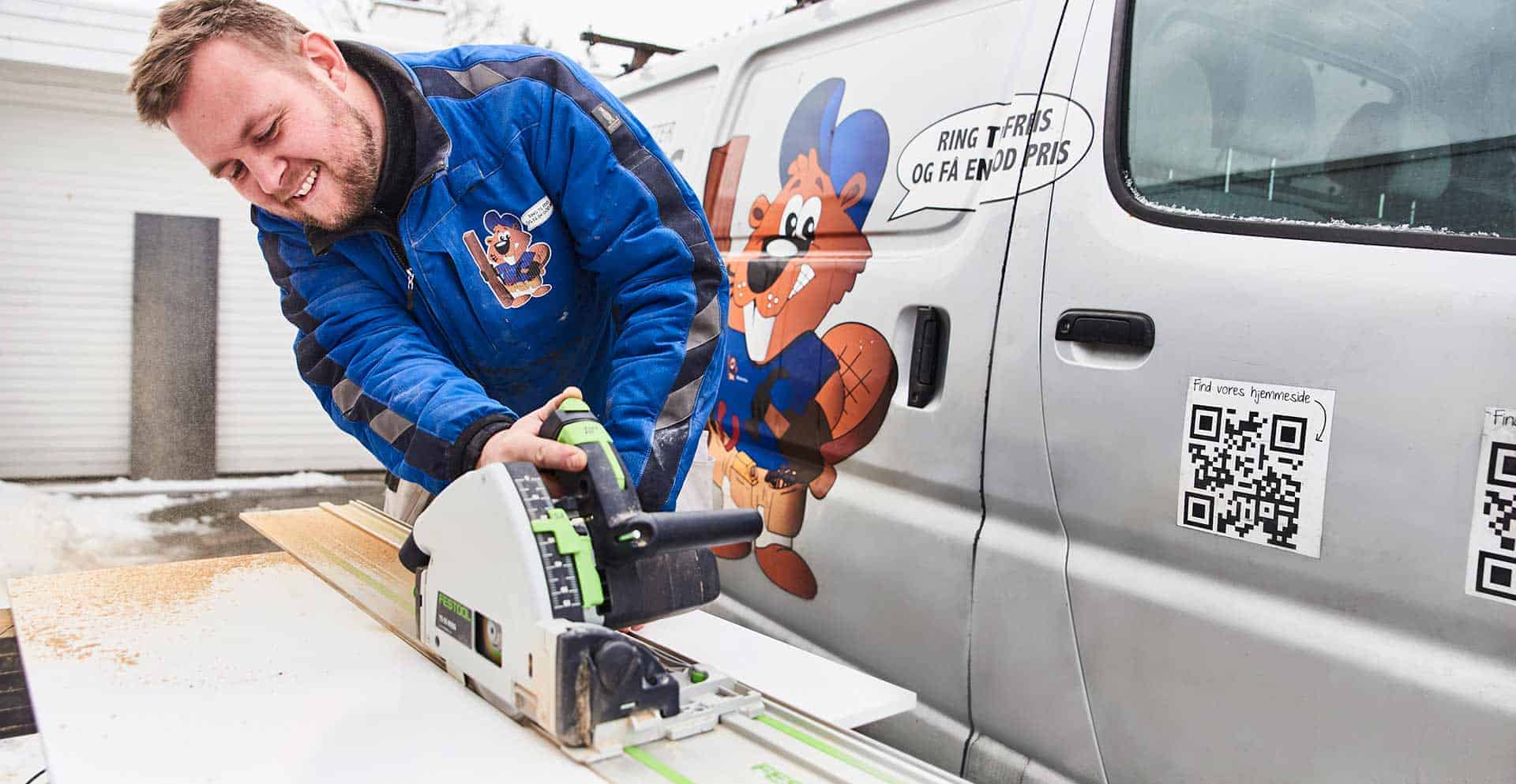 En dygtig tømrer svejser i forbindelse med et projekt vedrørende carport og garager samt renovering