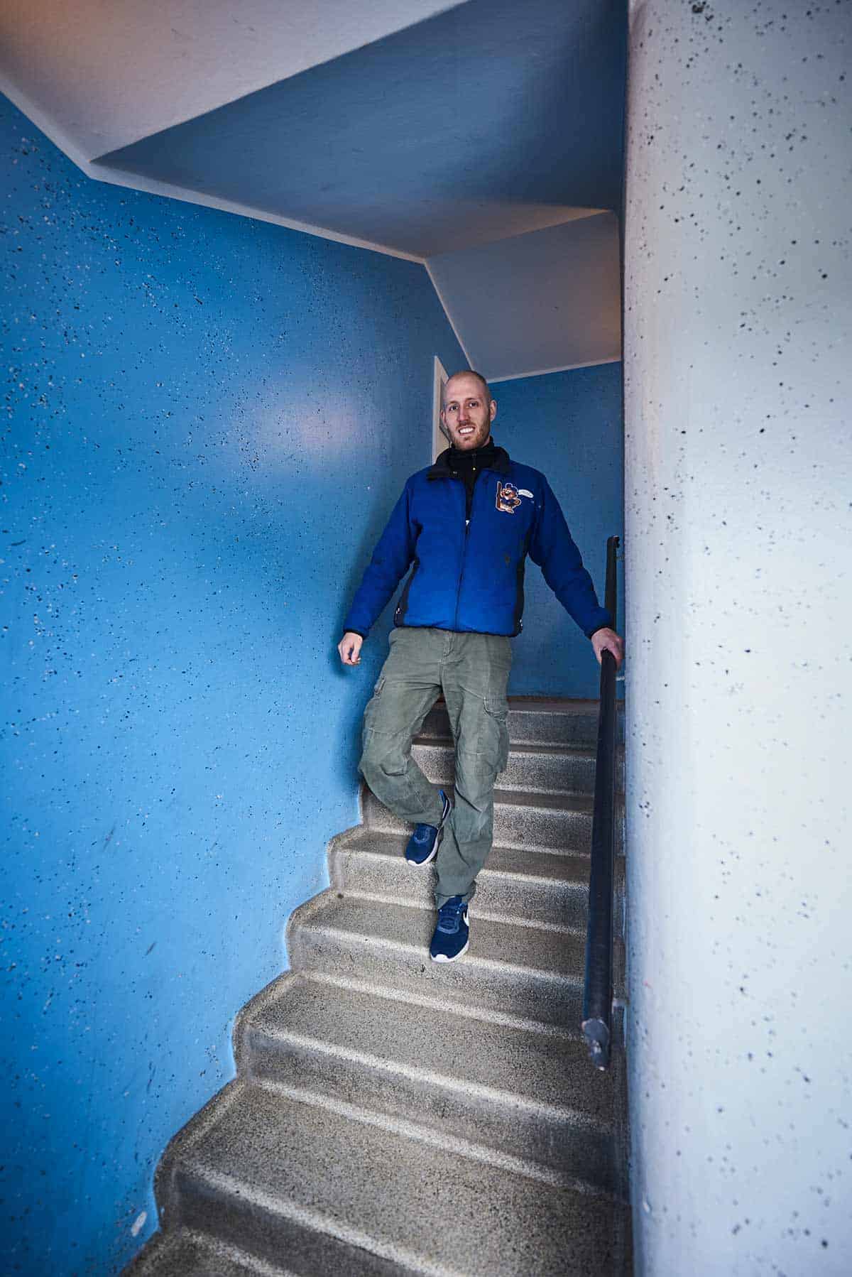 Den erfarne tømrermester Martin Friis på vej ned ad en trappe