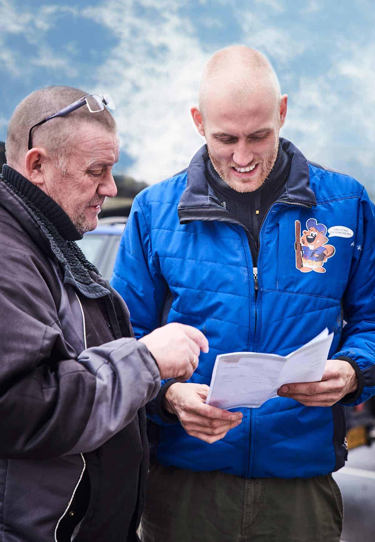 Tømrer og snedker planlægger arbejdet i forbindelse med renovering eller snedkeropgaver