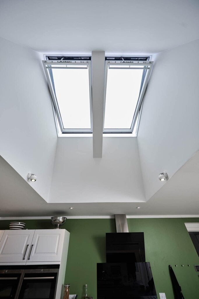 Ovenbelysning og loftvindue i køkken, stort udvalg af velux vinduer 2