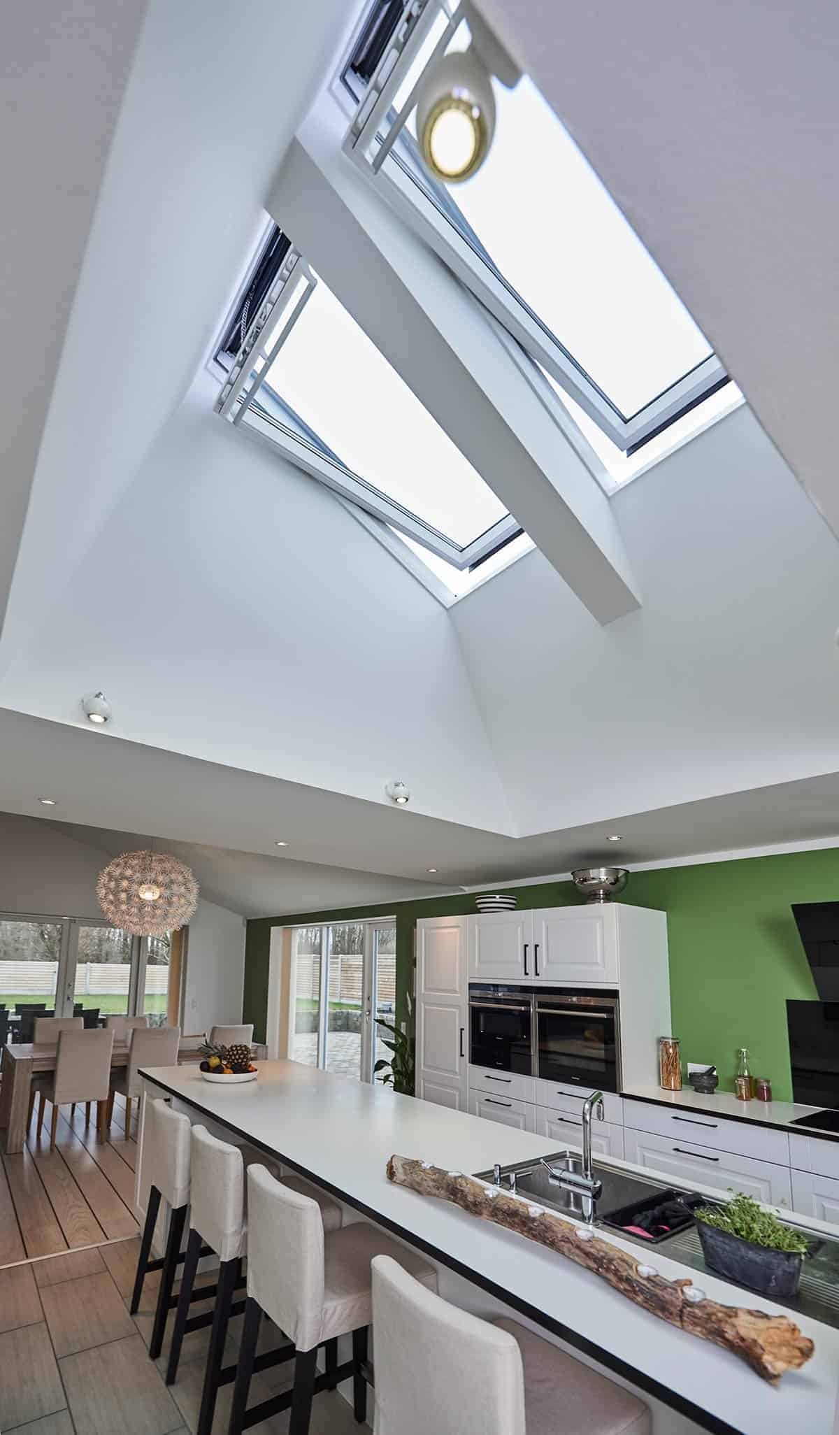 Ovenbelysning og loftvindue i køkken, stort udvalg af velux vinduer