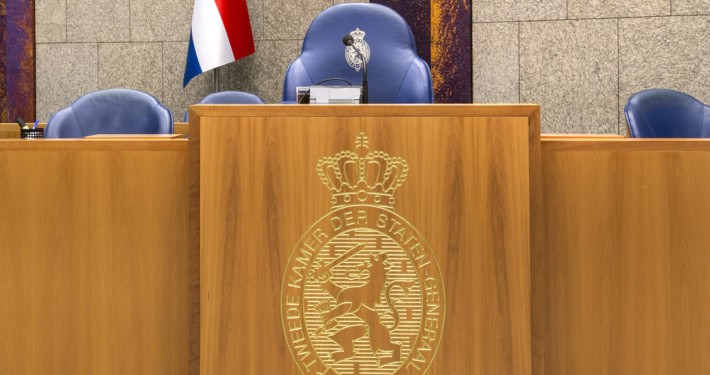 Foto van de voorzittersstoel in de Tweede Kamer